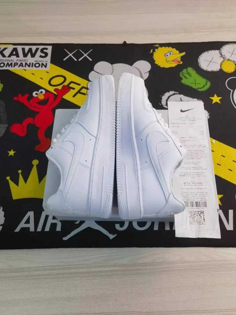 Białe buty Nike w rozmiarze 36, dostarczane w pudełku