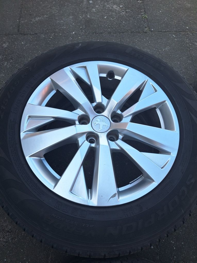 Felgi aluminiowe peugeot r17 z oponami wielosezonowymi pirelli