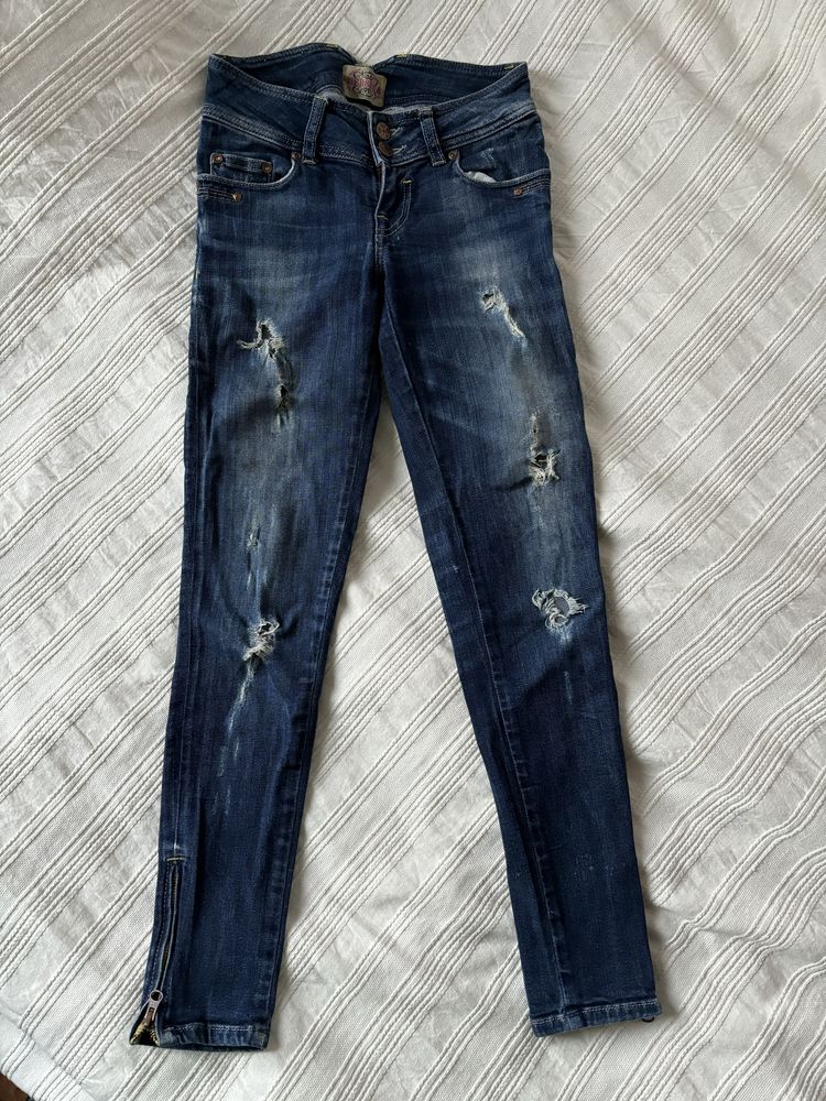 Granatowe jeansy skinny, rurki z dziurami, rozm. 32, Bershka