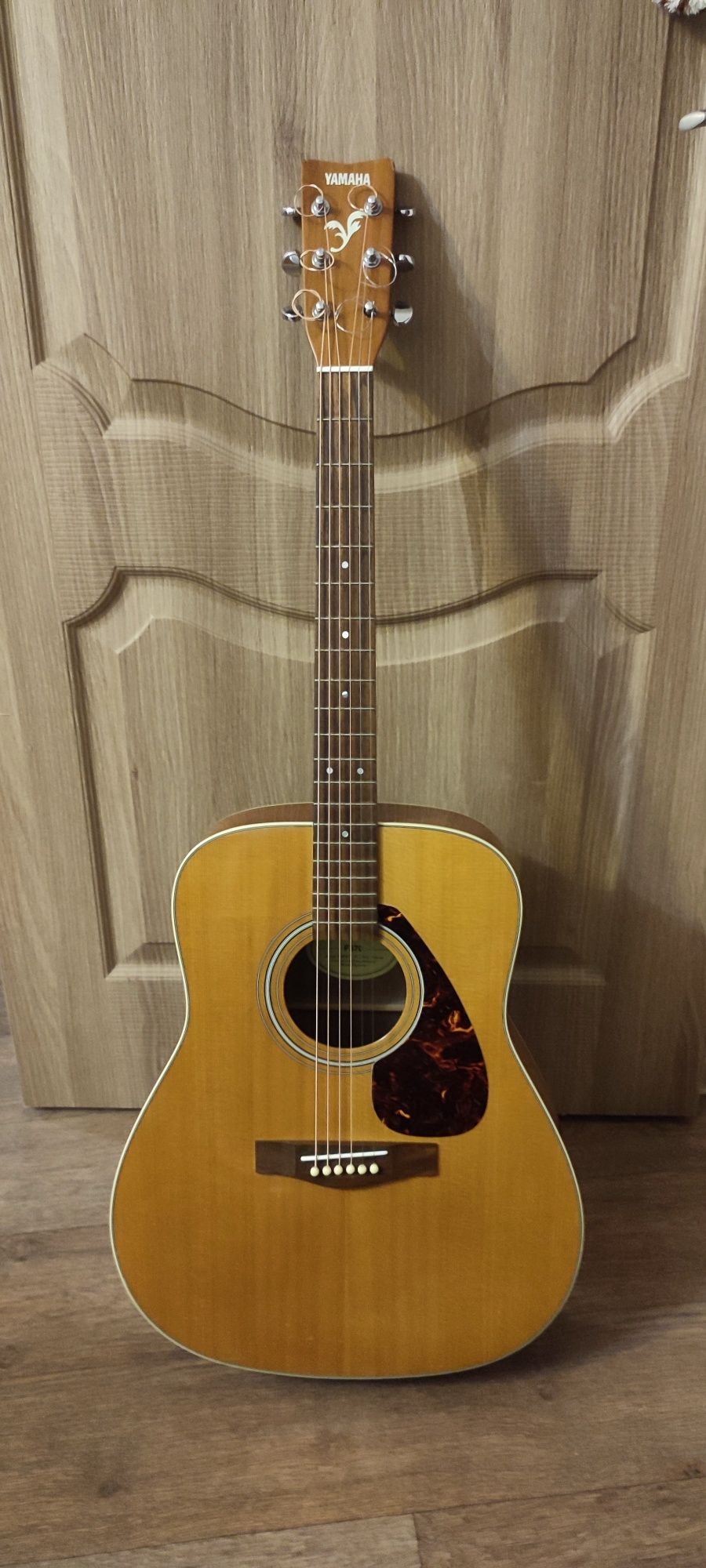 Продам акустическую гитару Yamaha F370