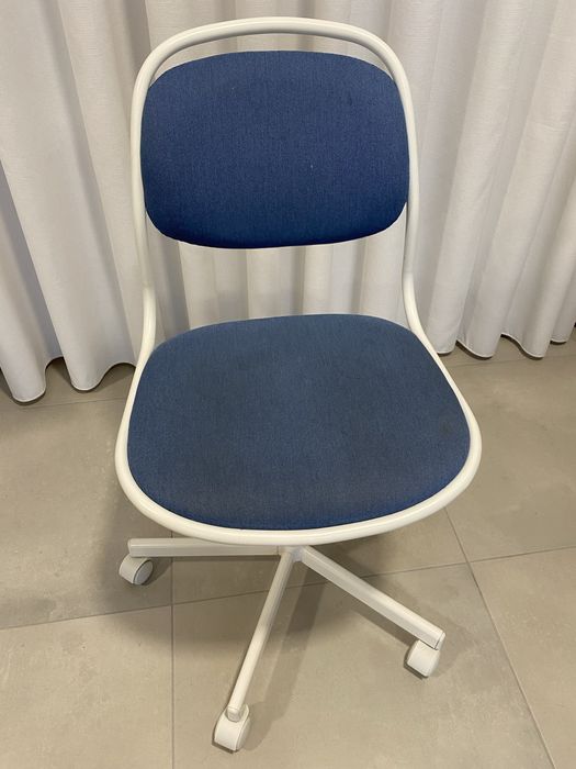 Cadeira criança IKEA azul com rodas