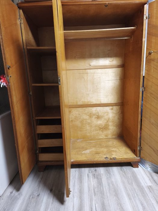 Віддам безкоштовно стару шафу. Самовивіз.