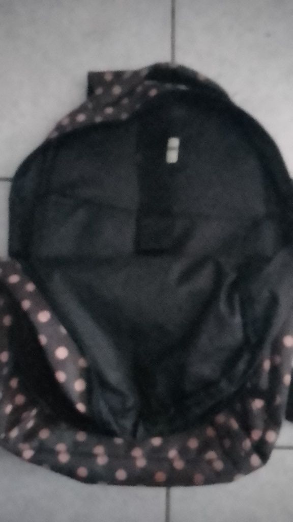 Mochila com 4 compartimentos e um caderno