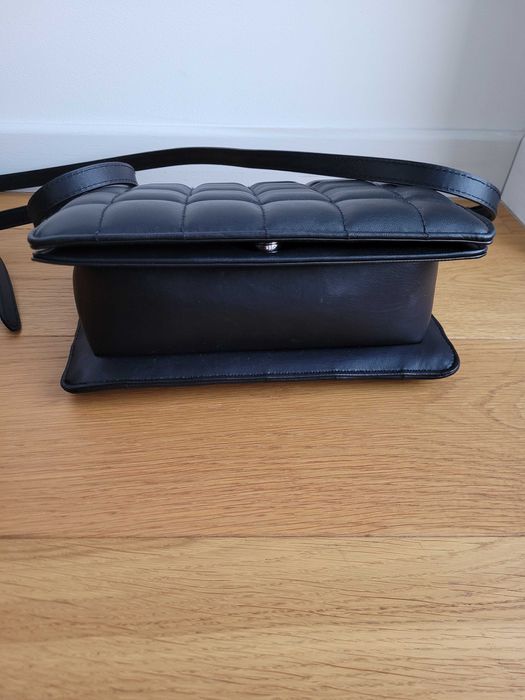 Czarna mała torebka na ramię pikowana