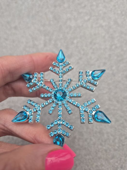Duża broszka śnieżynka