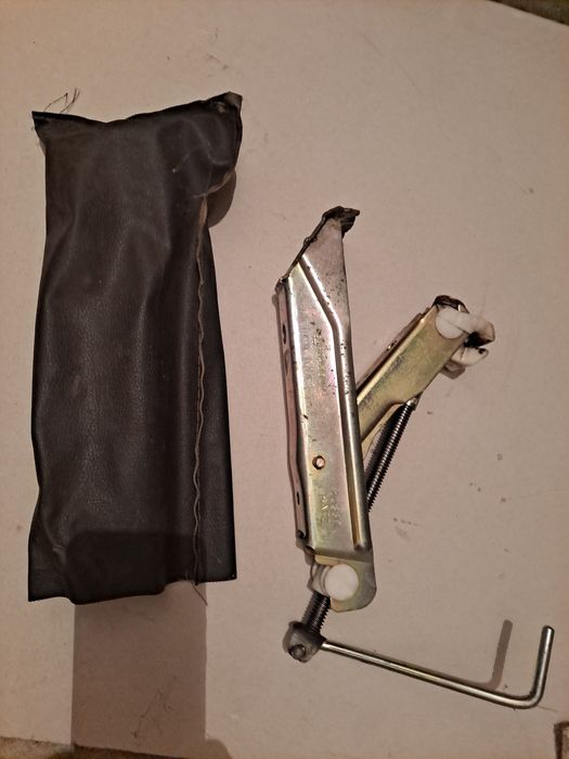 Lewarek podnośnik samochodowy,gaśnica,trójkąt.