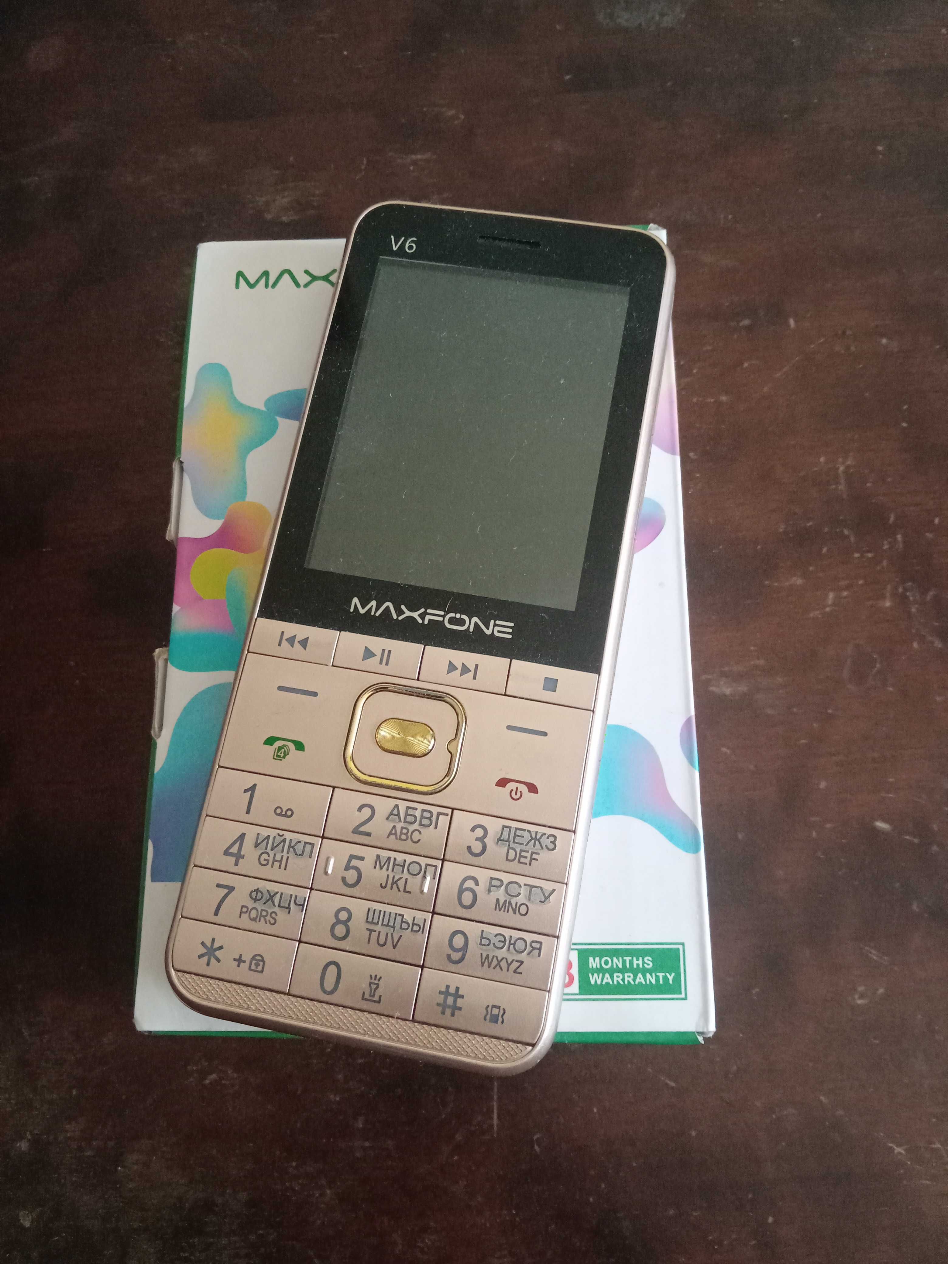 Телефон MAXFONE V 6. На 4 сим карты.