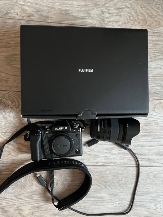 Fujifilm X-T5 з обʼєктивом Fujifilm XF 16-50 mm