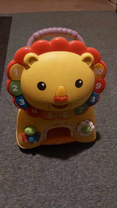Lew - jeździk - pchacz FisherPrice