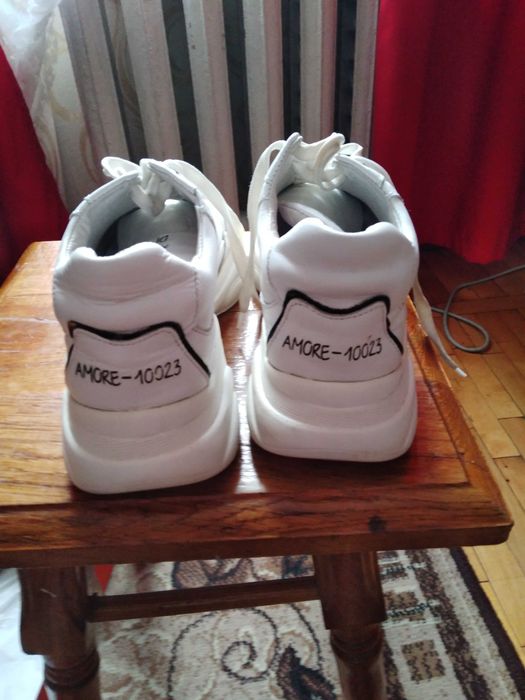 Шкіряні кросівки