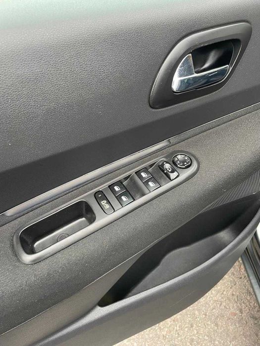 Peugeot 5008 2010рік 1,6 дизель