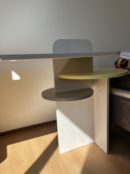 Secretária infantil com possibilidade de entrega