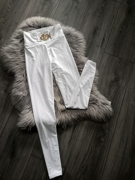 Białe legginsy złota klamra lycra
