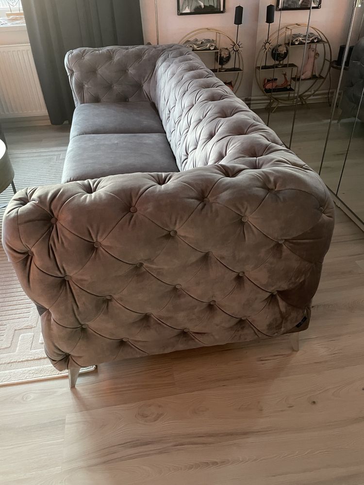 Szara trzyosobowa pikowana aksamitna sofa Westwing