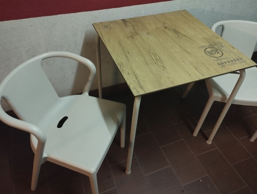 Conjunto mesa e 2 cadeiras