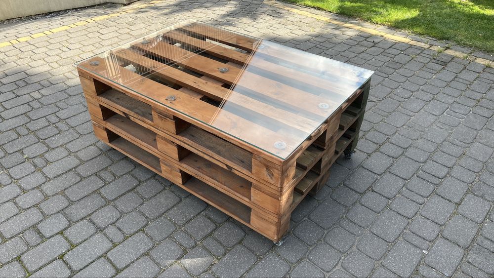 Stół z palet ogrodowy, solidny, na kółkach, z szybą