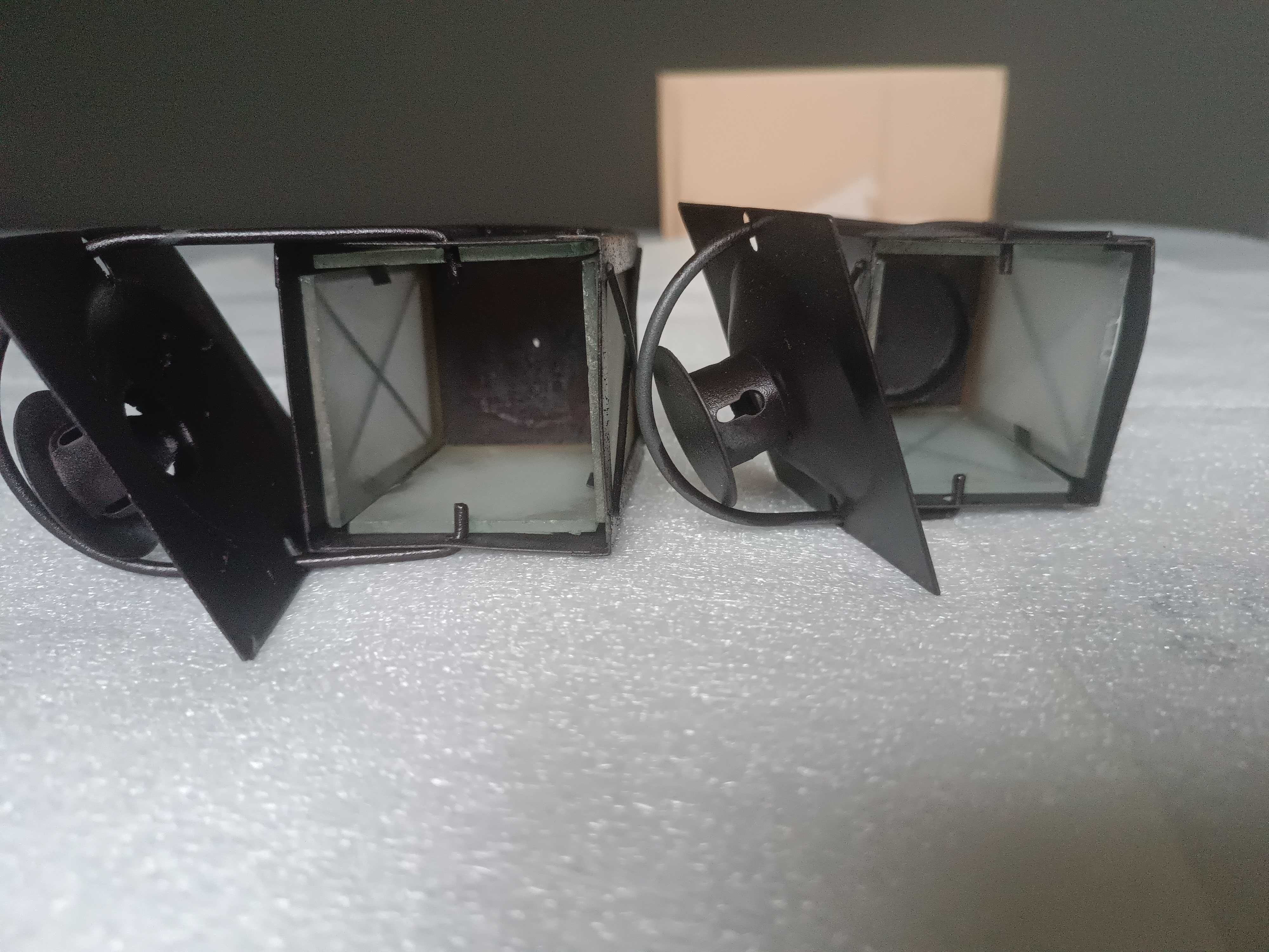 Dwa metalowe lampiony