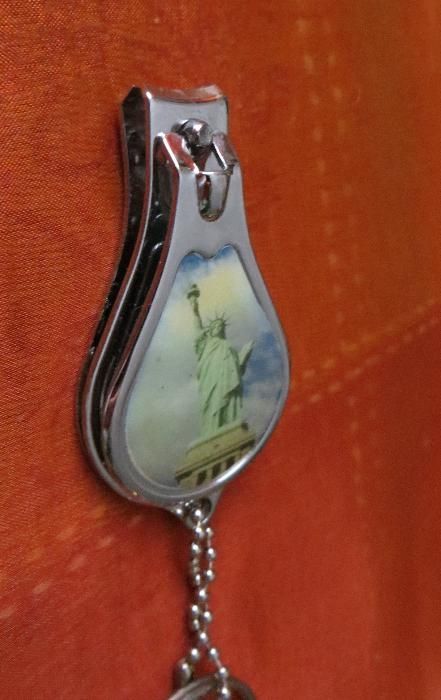 Porta chaves Cristo Rei c/ abre cápsulas e corta unhas