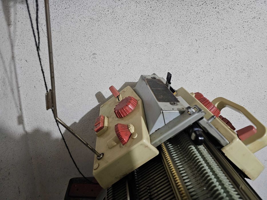 Máquina  de tricotar com fio de la Passap Duomatic.