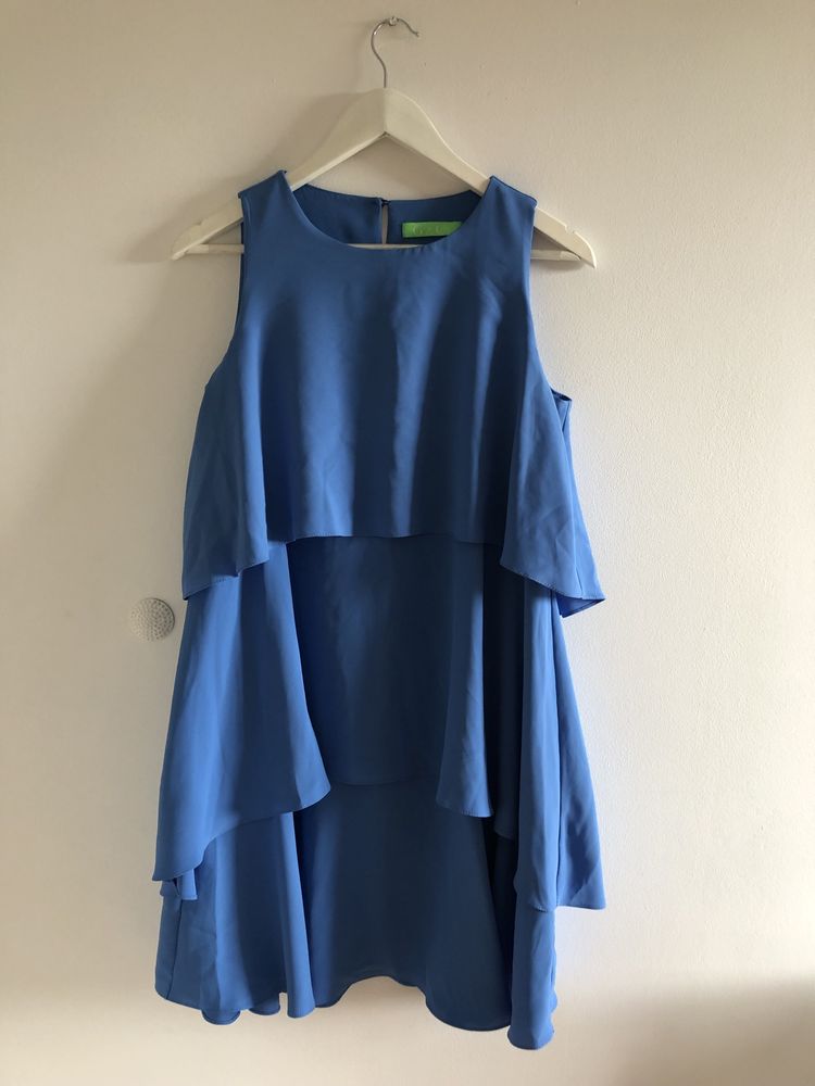 Niebieska sukienka z falbankami