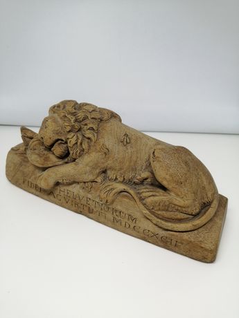 Статуетка умирающий лев