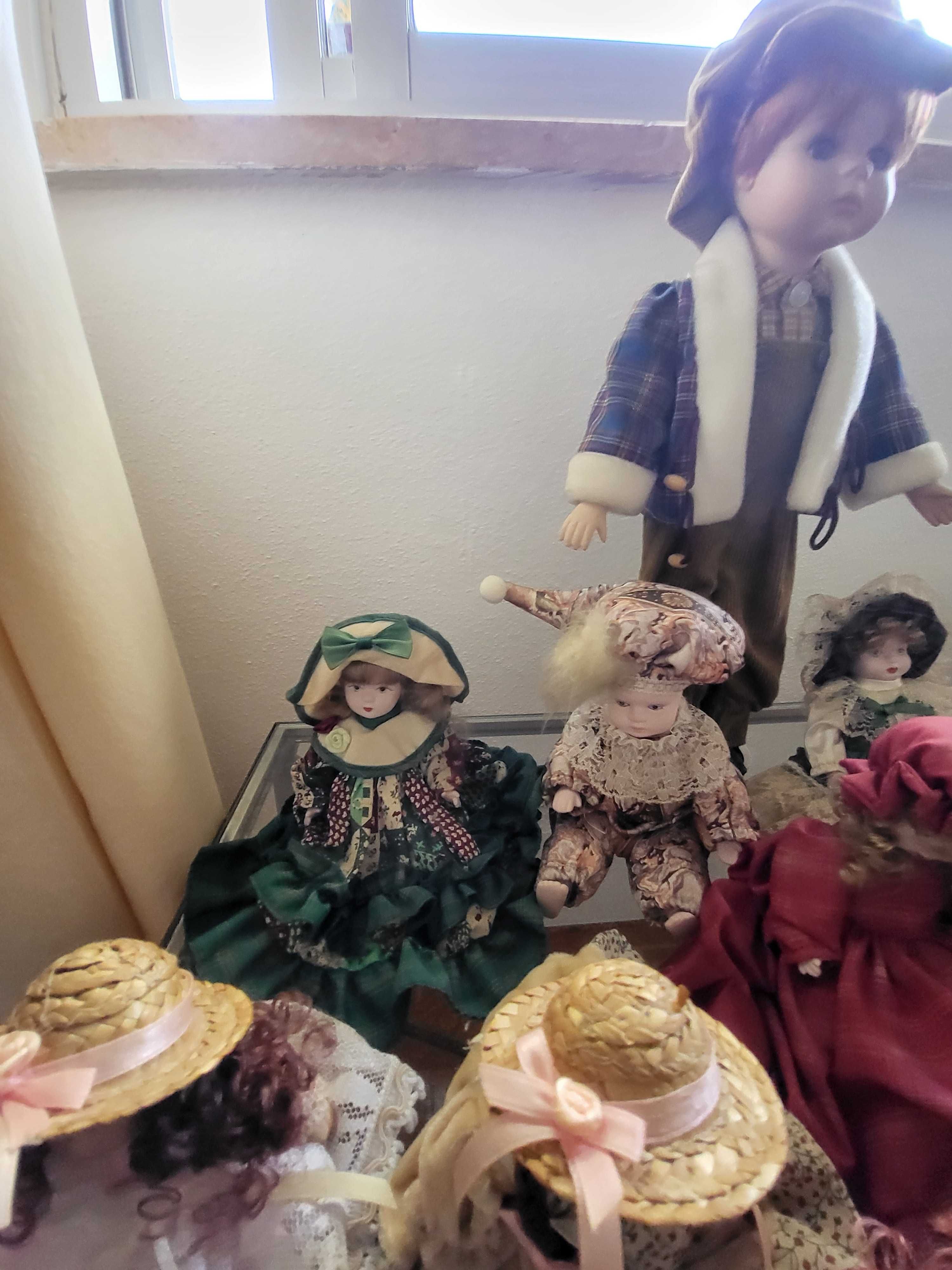Varios bonecos de porcelana