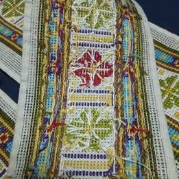 Tiras bordadas à mão em ponto cruz *