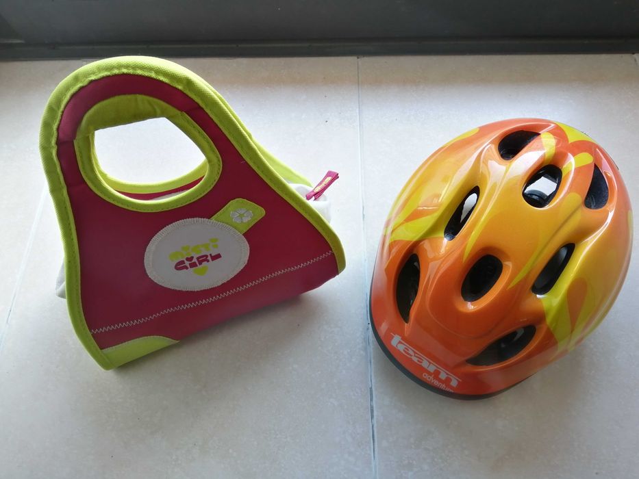 Capacete de menina com uma oferta