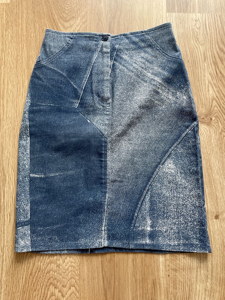 Modna, dopasowana spodnica jeansowa, niebieska z delikatnym brokatem S