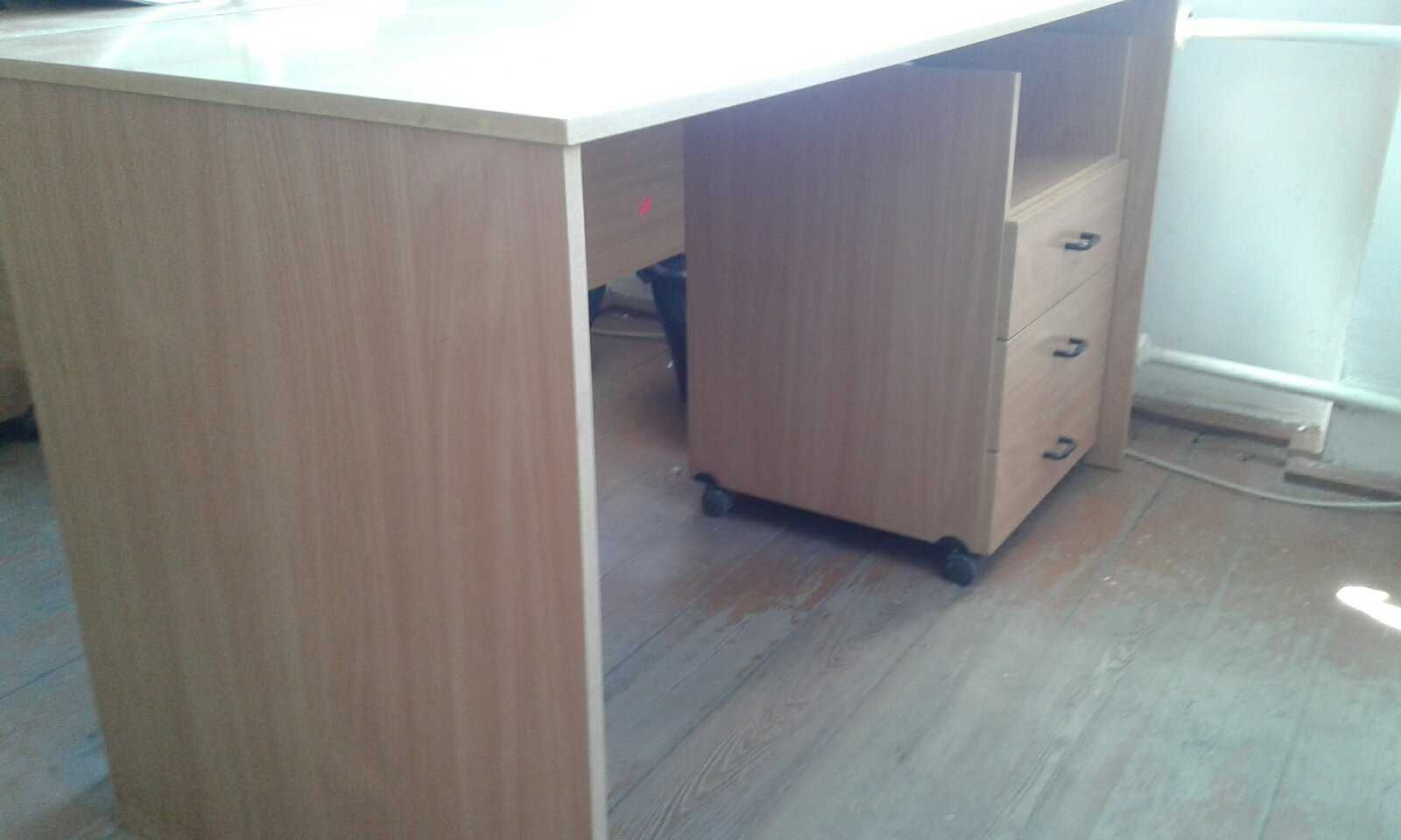 Офісні меблі: столи письмові, шафи одежні, сейф.