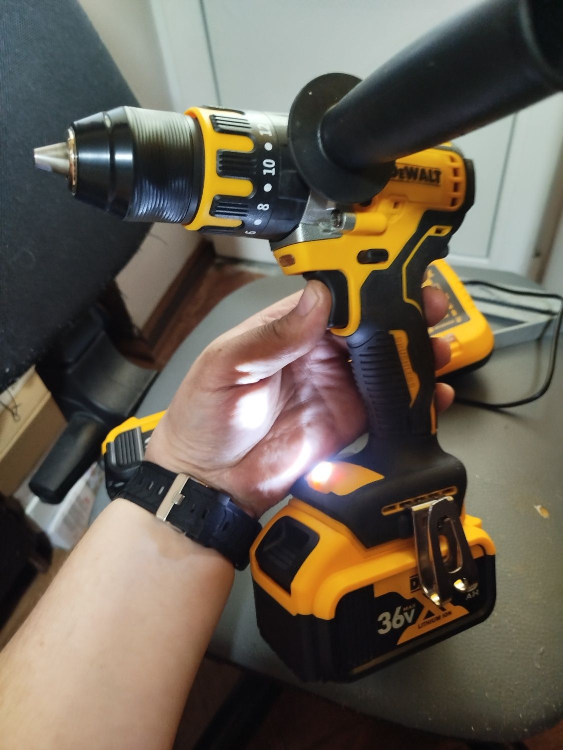 Ударный шуруповёрт DeWalt 13мм.5Ah