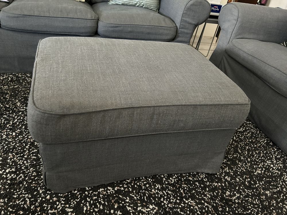 2 sofás IKEA com apoio para pés