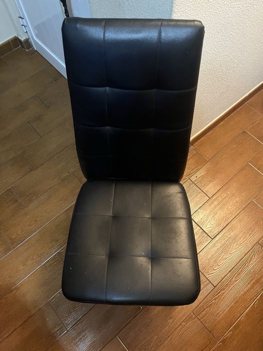 Mesa de sala de jantar com oferta de 3 cadeiras