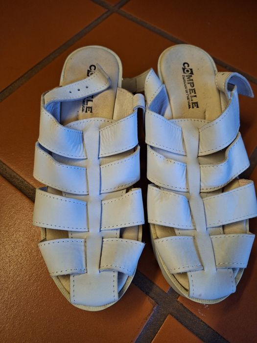 Sandálias em pele.