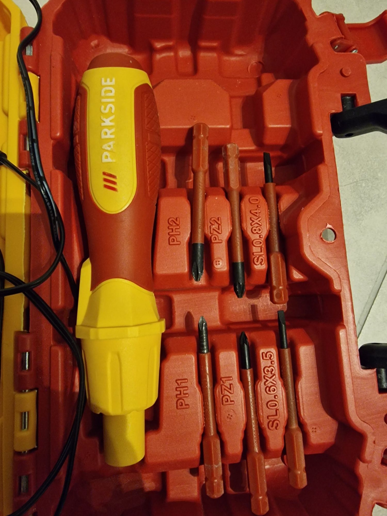 PARKSIDE® śrubokręt elektryczny
Akumulatorowy wkrętak 4 V, PASD 4 C3,