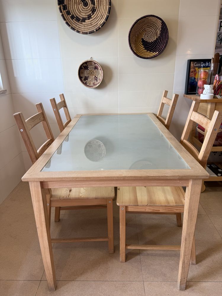 Mesa com 4 cadeiras