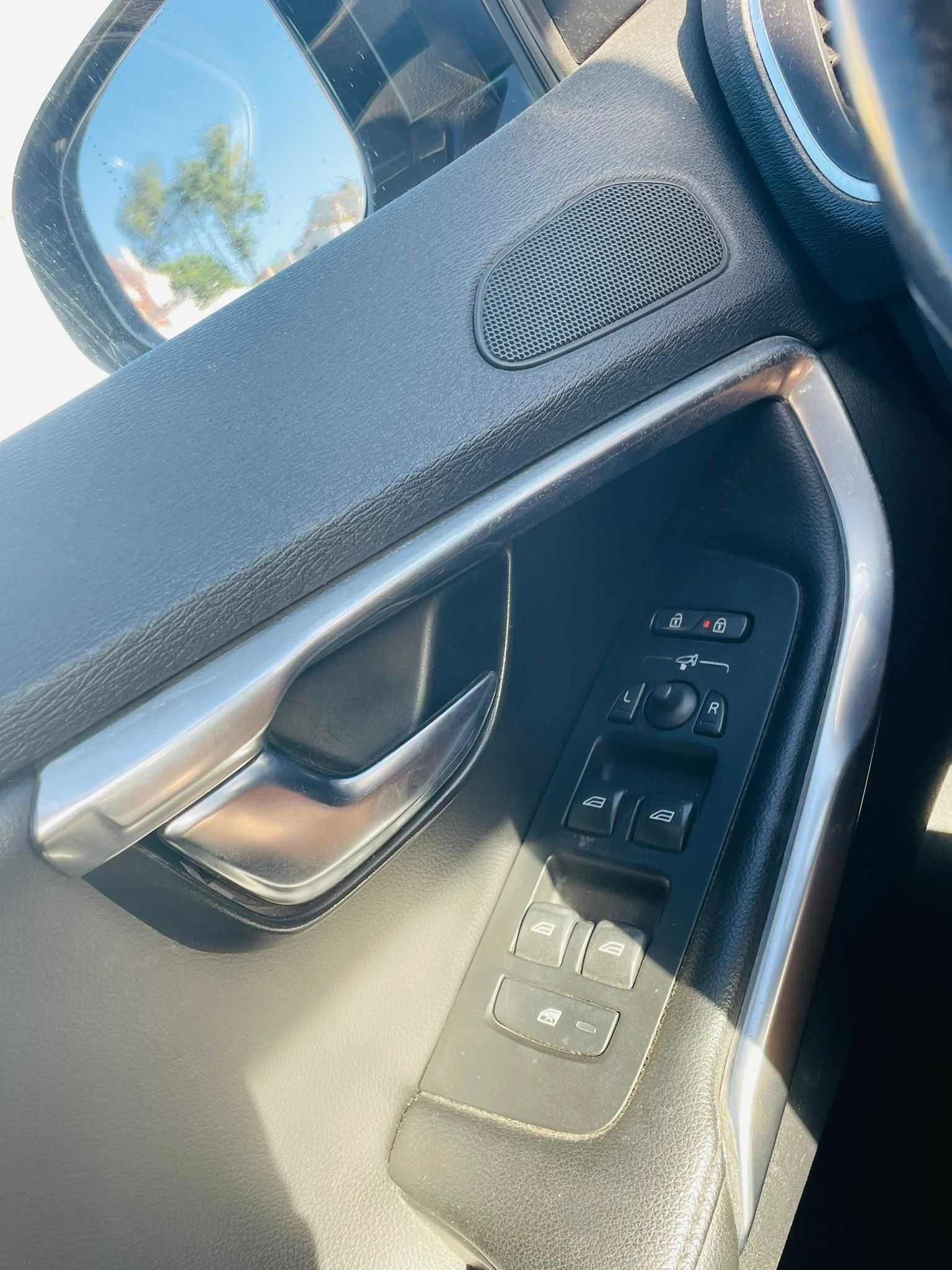 Volvo V40 1.6 Diesel GPS Câmara Sensores Estofos em Pele Económica