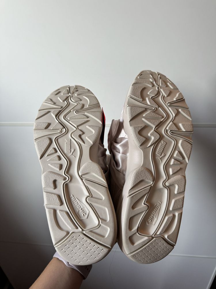 Bezowe kremowy buty fenty puma by rihanna satynowe sneakersy