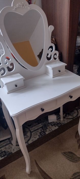 Bardzo ładna toaletka kosmetyczna Biała