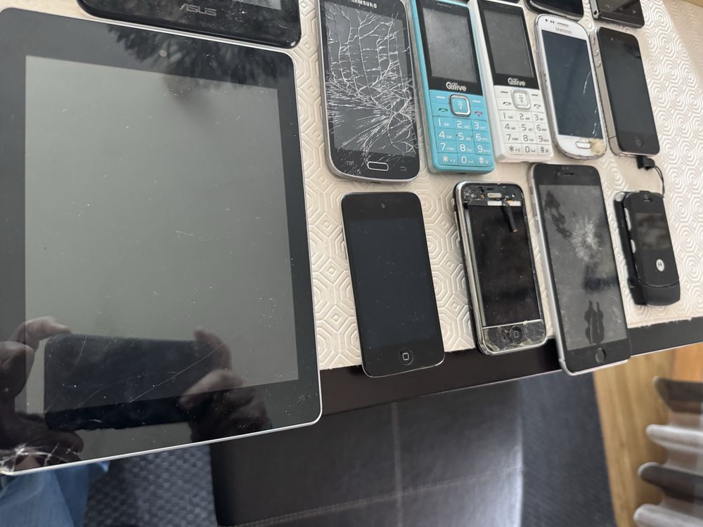 Lote de 13 Telemóveis (Samsung, Iphone Huawei) e 2 Tablets