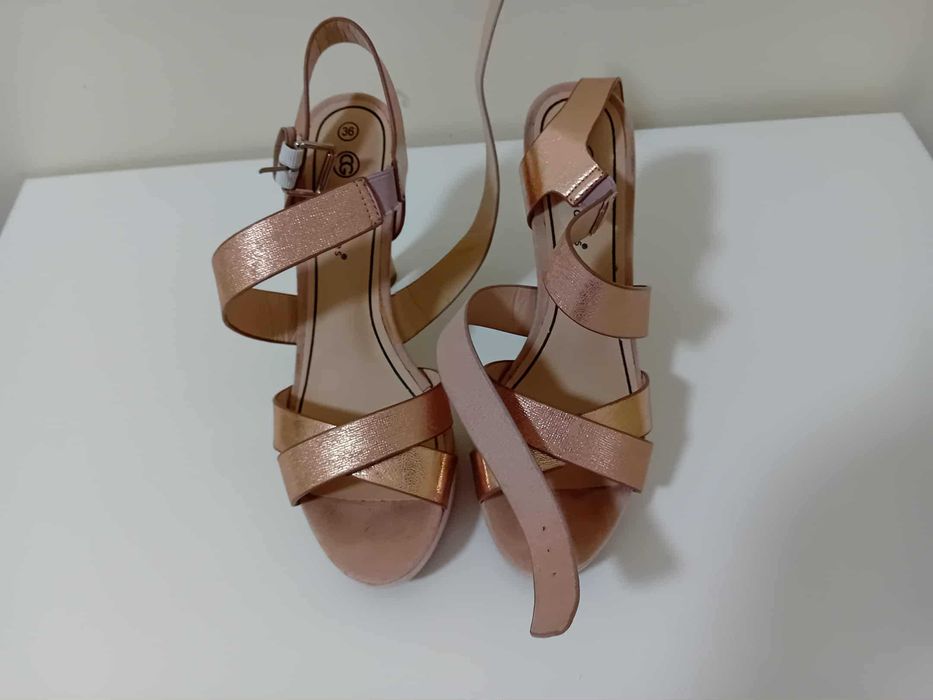 Sandálias mulher
Tamanho 35