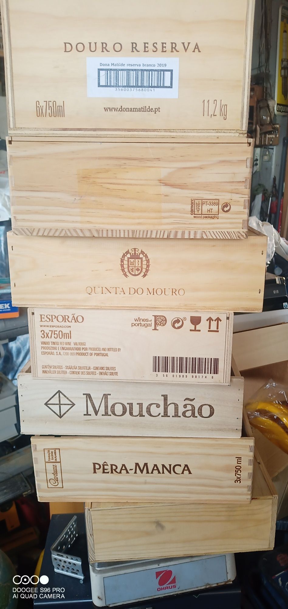 Caixas de vinhos em madeira