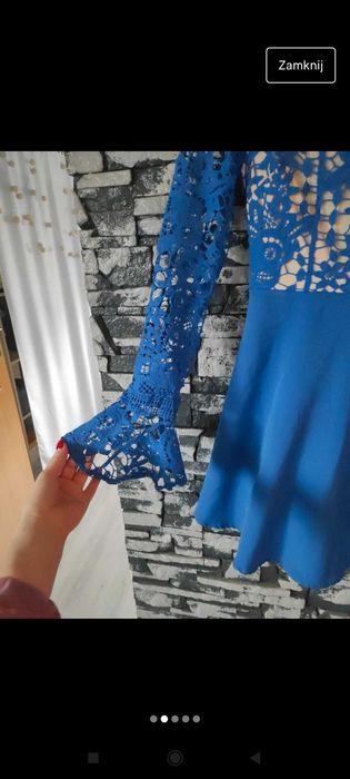 Piękna chabrowa sukienka z koronką odkryte ramiona