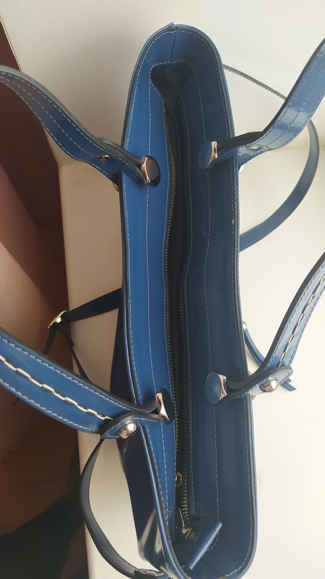 Продам кожаную лакированную сумку