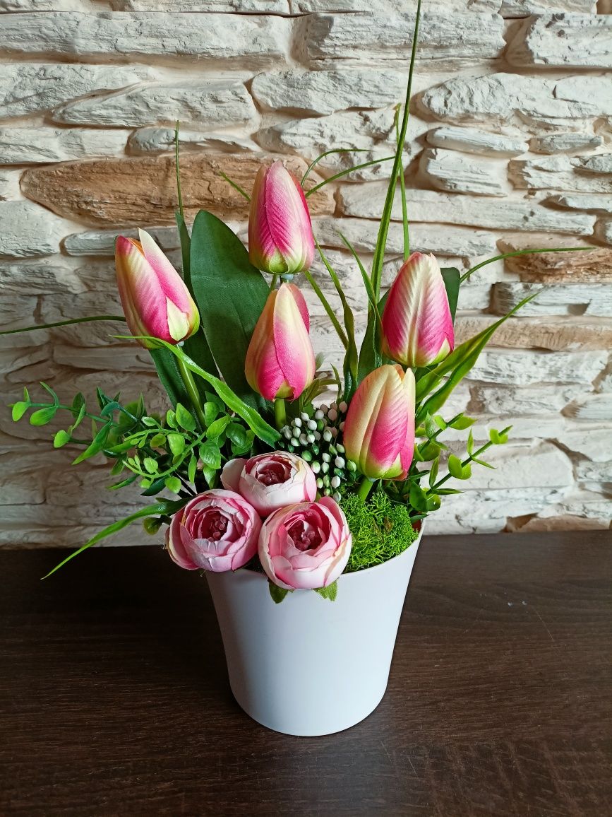 Stroik, dekoracja wiosenna z tulipanów