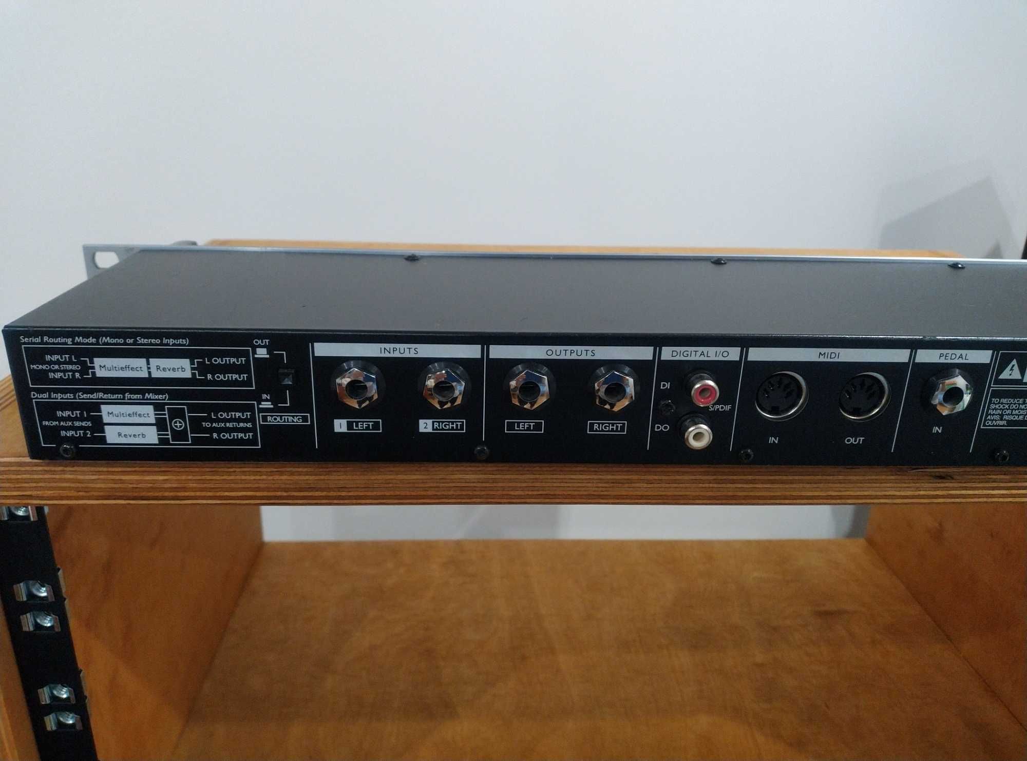 T.C. Electronic M300 studyjny 2-torowy procesor efektów w super stanie