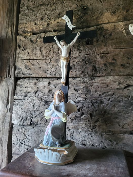 Stary duży krzyż z kropielnicą porcelanowy klęczacy Anioł