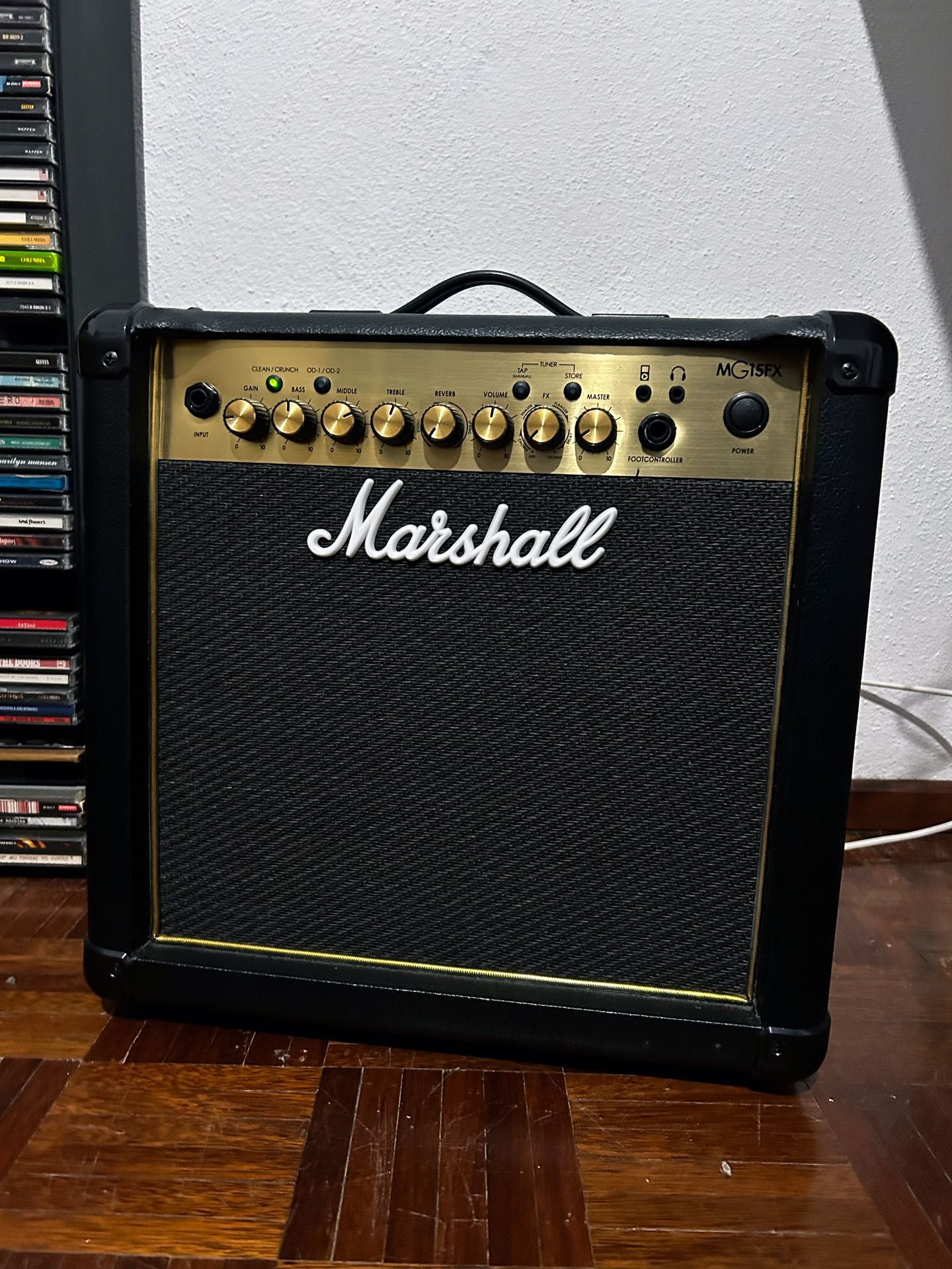 guitarra eléctrica Fender Squier Stratocaster + amplificador Marshall