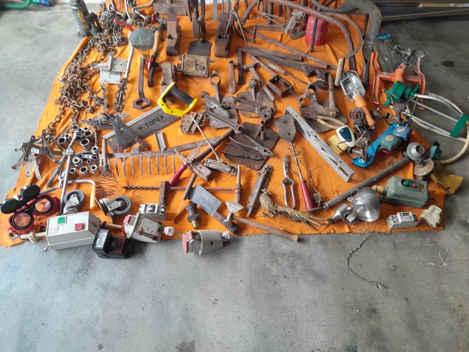 Ferramentas antigas varias e peças para bicicleta .usadas.