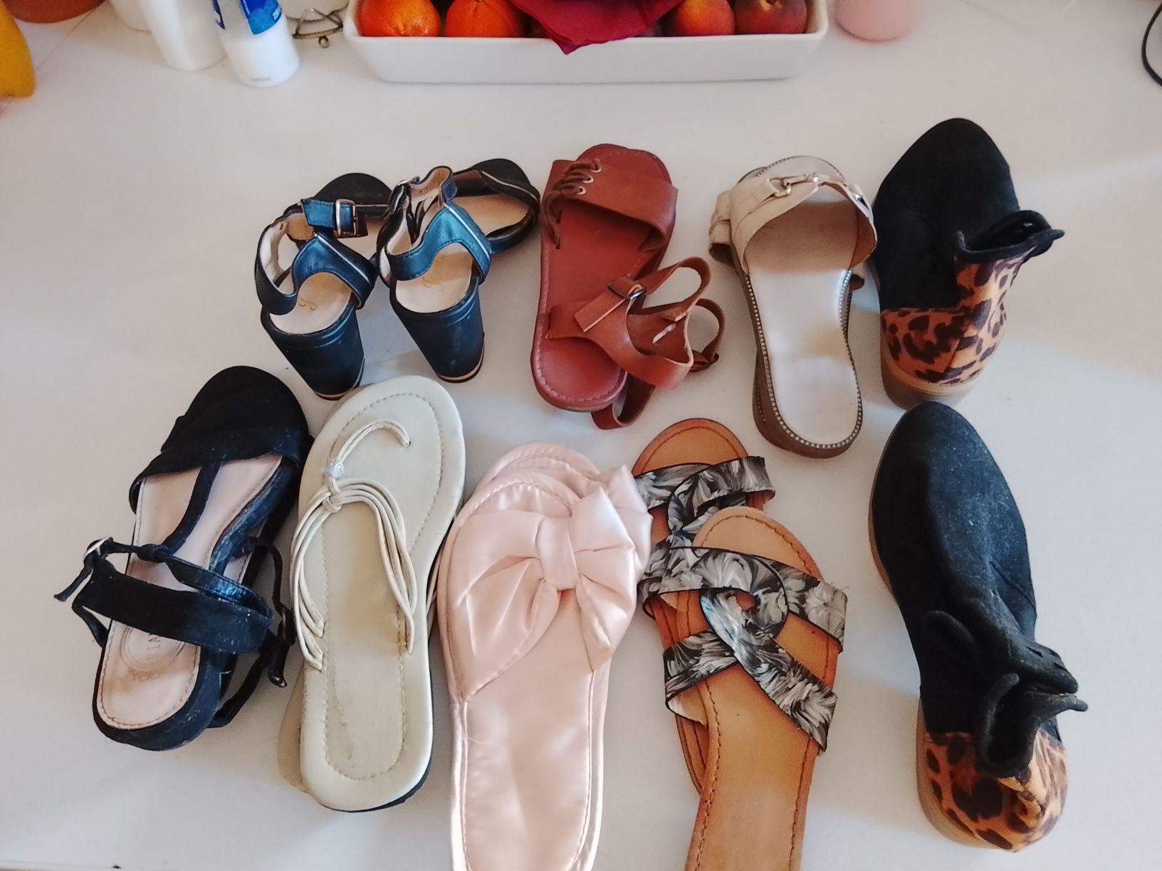 Sandálias e sapatos de senhora as botas sao novas